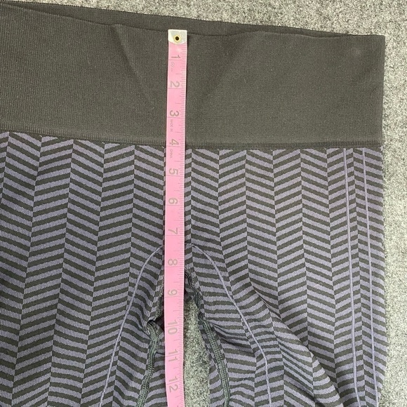 Lululemon In The Flow Crop II Size 8 Leggings Striped Purple Black High Rise - Picture 7 of 8